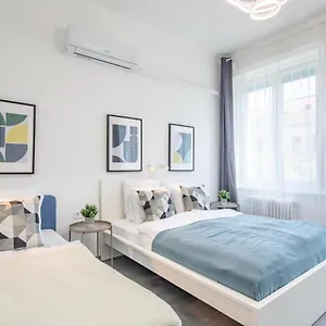 Newly Designed , Budapest Hungría